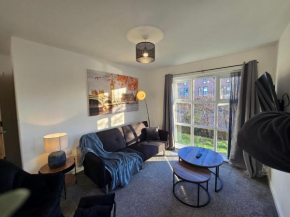 Stylish, Sleeps 6, Etihad & Coop, 3-Min walk Metro